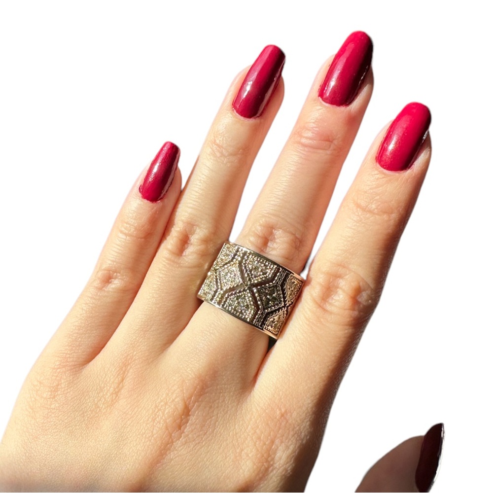 ✨💖 Ann Taylor Fashion Patterned Gold Ring Size 8 and Stretchable 💖✨